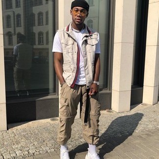 Какие брюки карго носить с бежевой курткой без рукавов