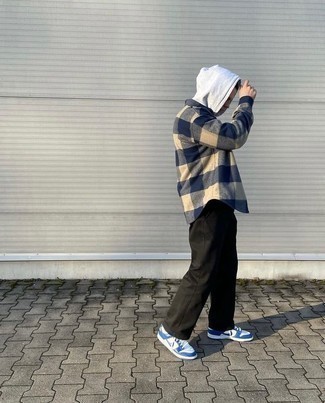 С чем носить бежевую рубашку с длинным рукавом в мелкую клетку мужчине