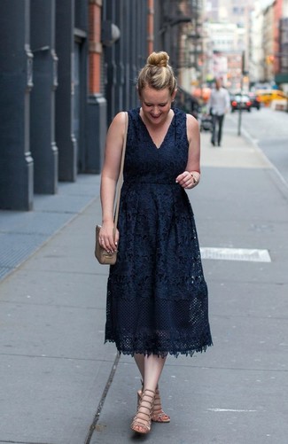 Какие платья-миди носить с бежевыми гладиаторами