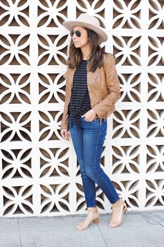 Какие джинсы носить с бежевыми босоножками на каблуке