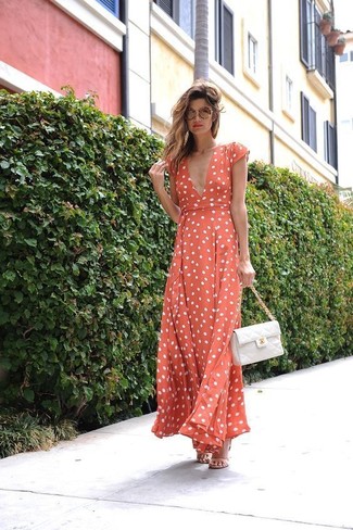 С чем носить бежевые босоножки на каблуке