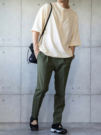 С чем носить бежевую футболку на пуговицах мужчине