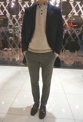 С чем носить бежевый свитер с горловиной на пуговицах