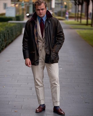 С чем носить бежевый пиджак с узором "в ёлочку" мужчине