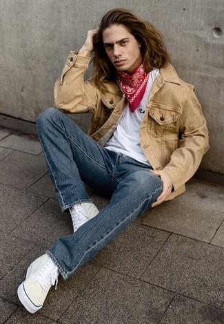 Какие джинсовые куртки носить с бежевыми высокими кедами мужчине