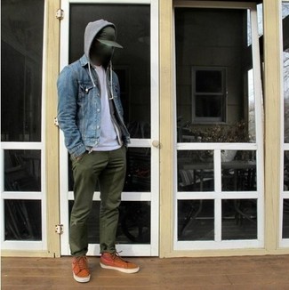 Какие джинсовые куртки носить с бежевыми высокими кедами мужчине