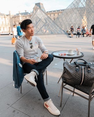 Какие джинсовые куртки носить с бежевыми высокими кедами мужчине