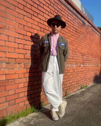 С чем носить бежевые высокие кеды мужчине