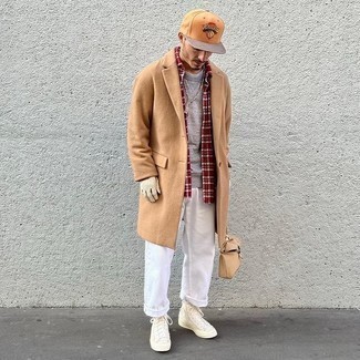 Какие свитшоты носить с бежевыми высокими кедами мужчине