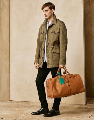 С чем носить бежевую дорожную сумку мужчине