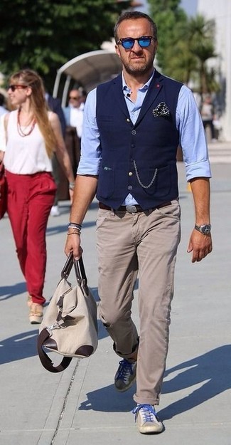 С чем носить бежевую дорожную сумку мужчине