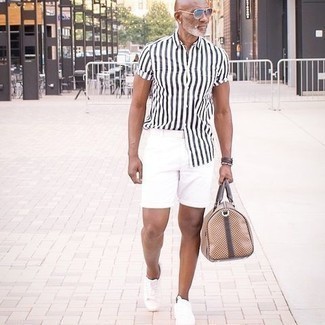 С чем носить бежевую дорожную сумку мужчине