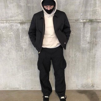 Какие брюки карго носить с бежевым худи