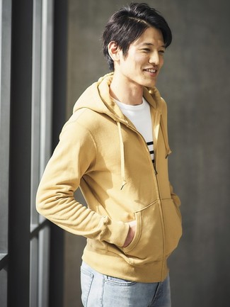 Какие джинсы носить с бежевым худи мужчине