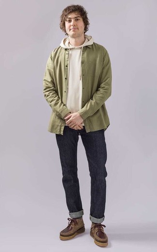 Какие джинсы носить с бежевым худи мужчине