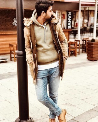 Какие джинсы носить с бежевым худи мужчине