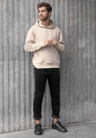 Какие джинсы носить с бежевым худи мужчине