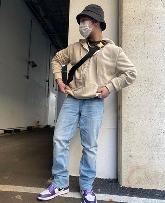 Какие джинсы носить с бежевым худи мужчине