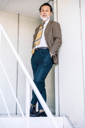 С чем носить бежевый шелковый галстук в горизонтальную полоску мужчине