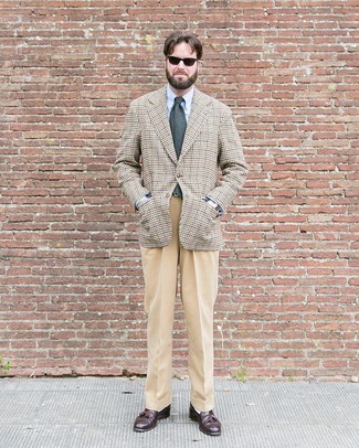 С чем носить бежевый пиджак с узором "гусиные лапки" мужчине