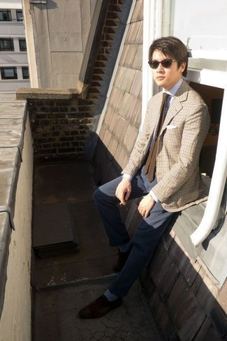 С чем носить бежевый пиджак с узором "гусиные лапки" мужчине