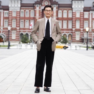 С чем носить бежевый пиджак с узором "гусиные лапки" мужчине