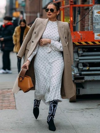 С чем носить бежевое пальто с узором "гусиные лапки" женщине