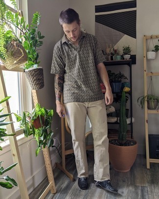 Как носить бежевые джинсы с черными кожаными лоферами мужчине