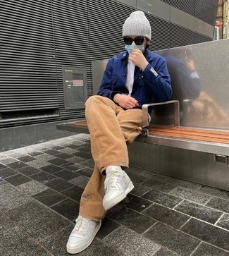 Как носить бежевые джинсы с синей курткой-рубашкой мужчине