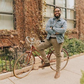 Как носить бежевые джинсы с коричневыми кожаными ботинками дезертами