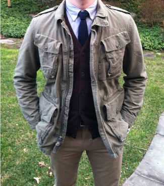 Какие кардиганы носить с бежевыми джинсами мужчине