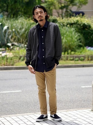 Какие кардиганы носить с бежевыми джинсами мужчине