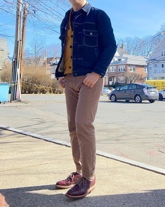 Какие кардиганы носить с бежевыми джинсами мужчине