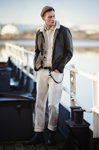 Какие повседневные ботинки носить с бежевыми джинсами мужчине