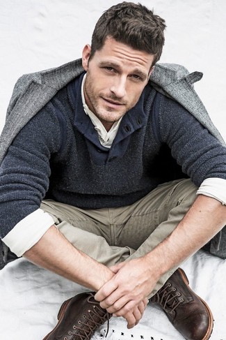 Какие повседневные ботинки носить с бежевыми джинсами мужчине