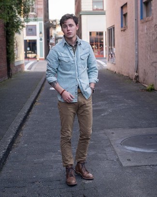 Какие повседневные ботинки носить с бежевыми джинсами мужчине