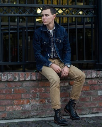 Какие повседневные ботинки носить с бежевыми джинсами мужчине