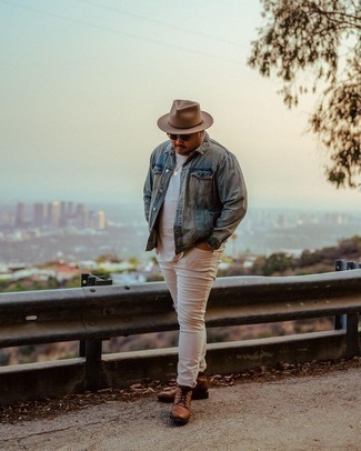 Какие повседневные ботинки носить с бежевыми джинсами мужчине