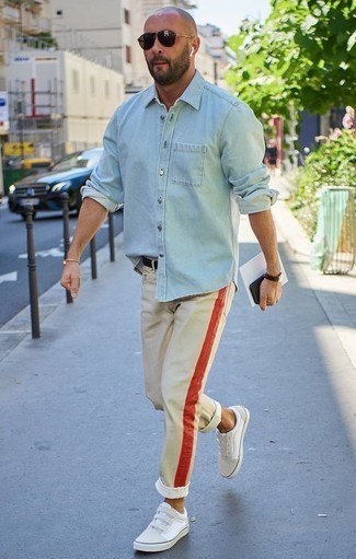 Какие джинсовые рубашки носить с бежевыми джинсами мужчине