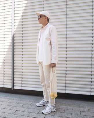 Как носить бежевые джинсы с серыми кроссовками мужчине