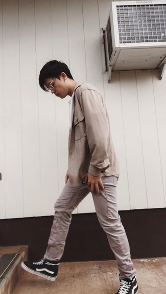 Какие высокие кеды носить с бежевыми джинсами мужчине