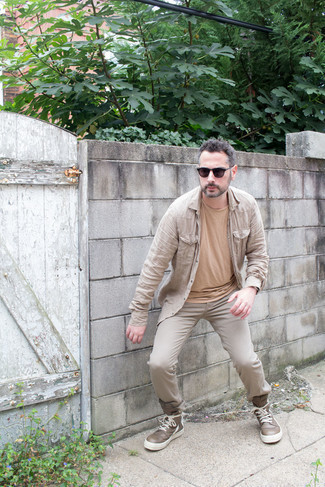 Какие высокие кеды носить с бежевыми джинсами мужчине