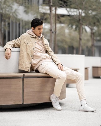 Какие высокие кеды носить с бежевыми джинсами мужчине