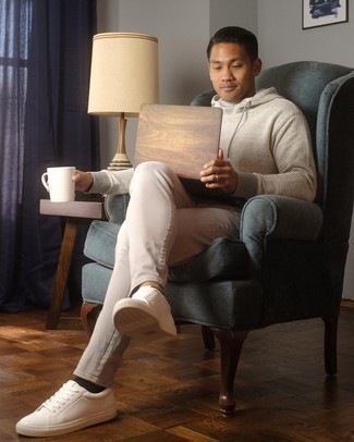 Какой худи носить с бежевыми джинсами мужчине