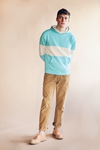 Какой худи носить с бежевыми джинсами мужчине