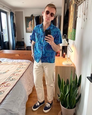 С чем носить бежевые джинсы мужчине