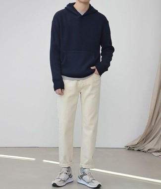 С чем носить бежевые джинсы мужчине