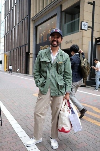 С чем носить бежевые джинсы мужчине