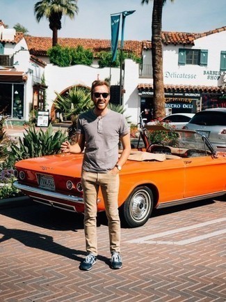 С чем носить бежевые джинсы мужчине