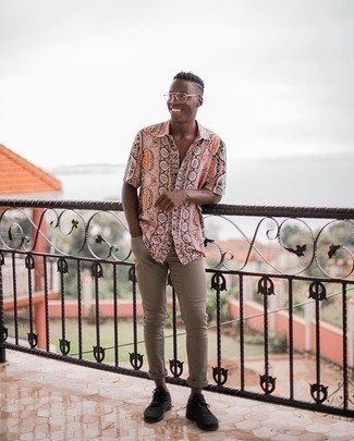 С чем носить бежевые джинсы мужчине